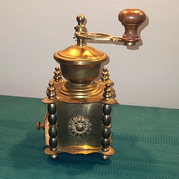 Antique brass coffee grinder - Picture 3 of 5